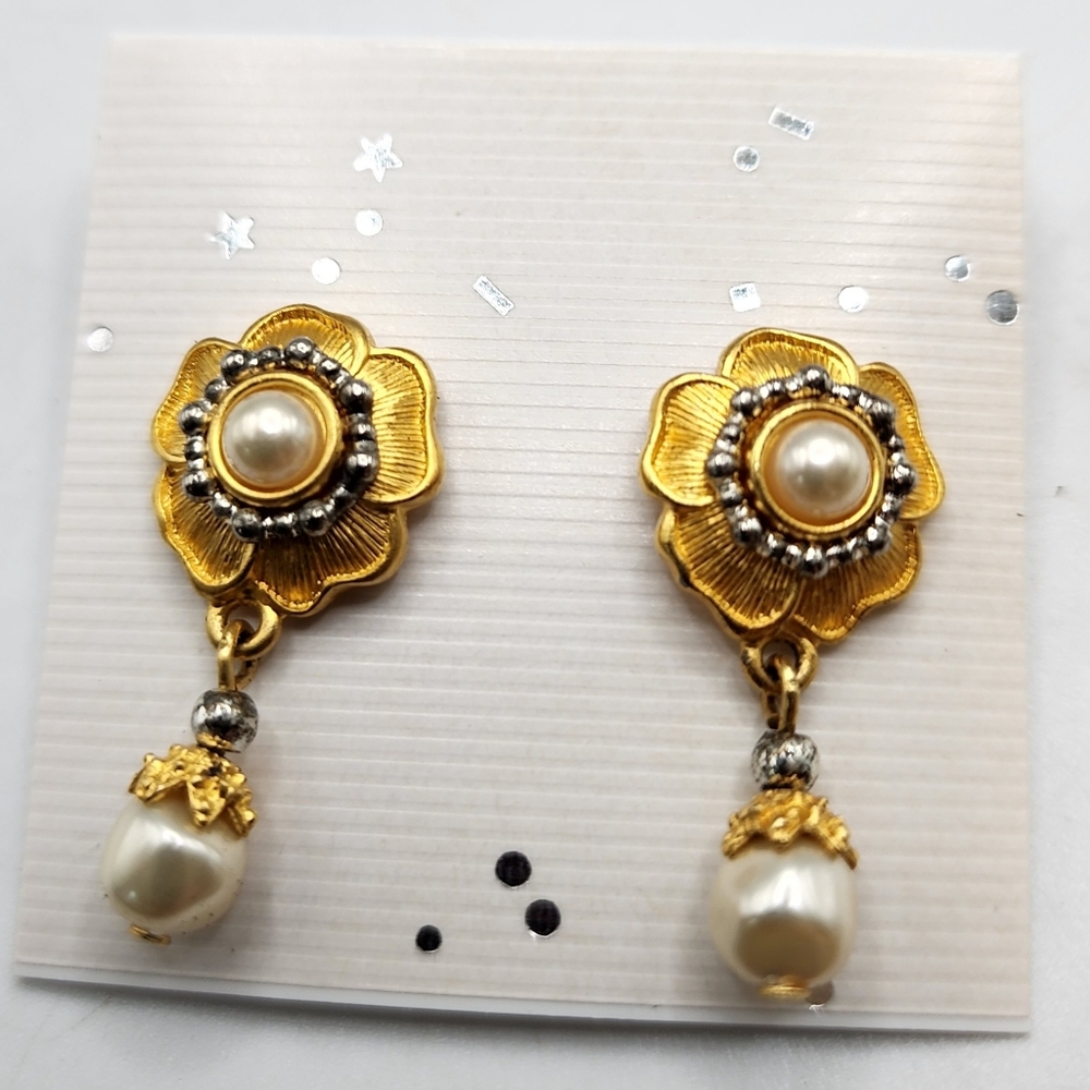 LIZ CLAIBORNE Gold-Tone Faux Pearl Flower Dangle Drop Pierced Earrings 1.25"